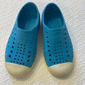 Native Jefferson  boys sandals Kids Aqua Blue Water Shoes